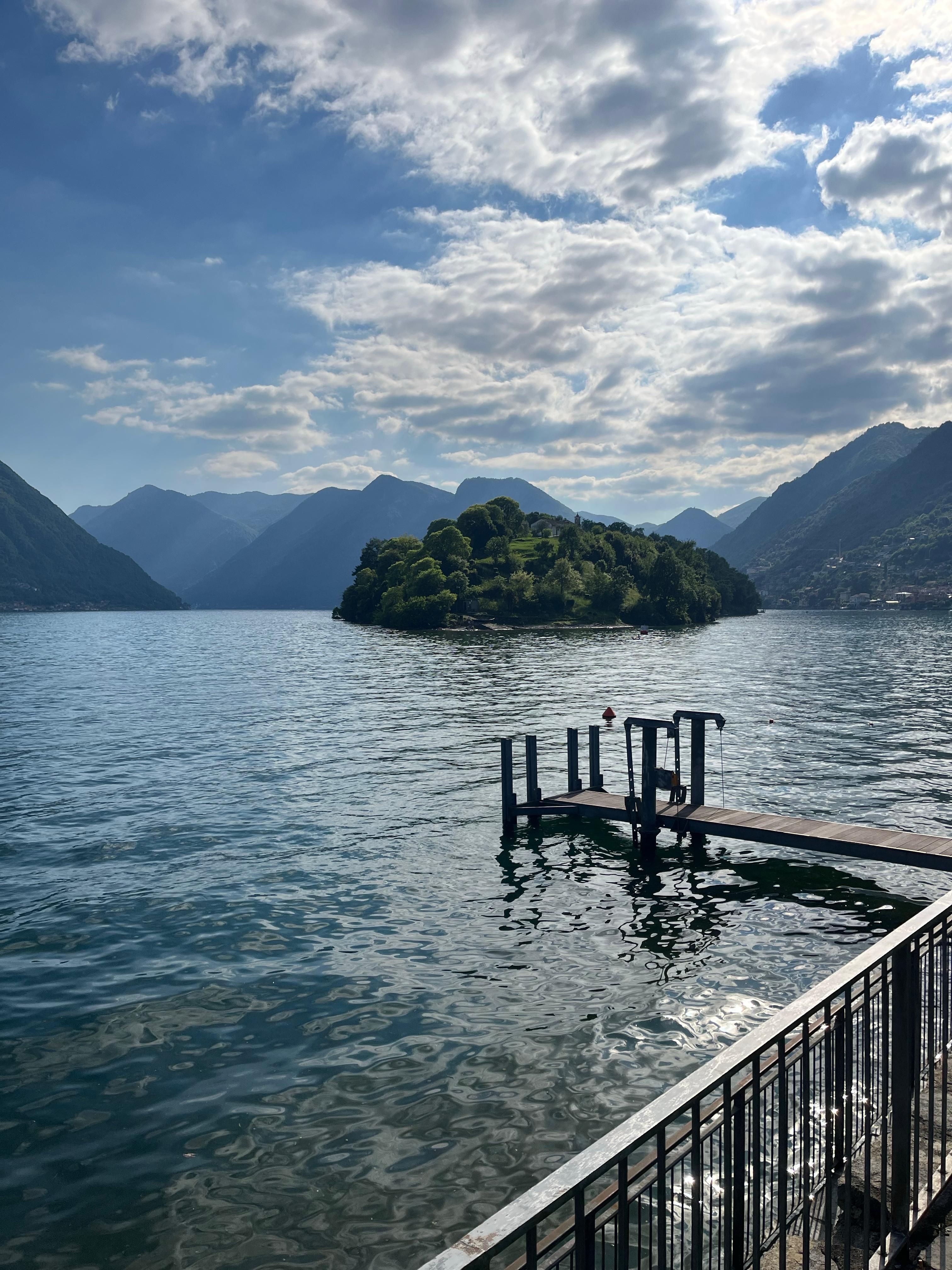 L'isola maledetta del Lario: la scomunica e il rito del fuoco